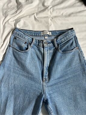 Abercrombie & Fitch Light Wash Curve Love 90s Straight High Rise Jeans